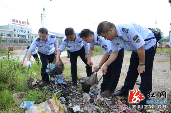 张家界市近千人共同为澧水河两岸“美容”