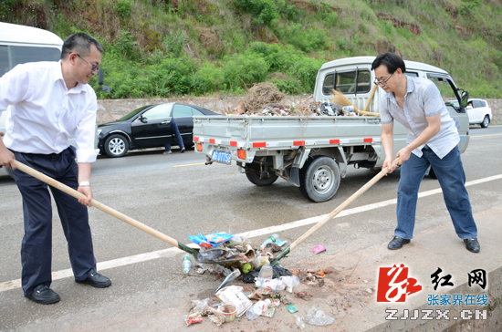 张家界市近千人共同为澧水河两岸“美容”