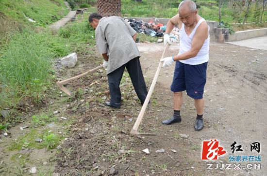 张家界市近千人共同为澧水河两岸“美容”