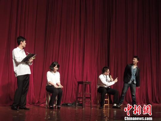 5月20日晚，爱情话剧《乌龙山伯爵》在华东交通大学南区礼堂上演。 王超 摄