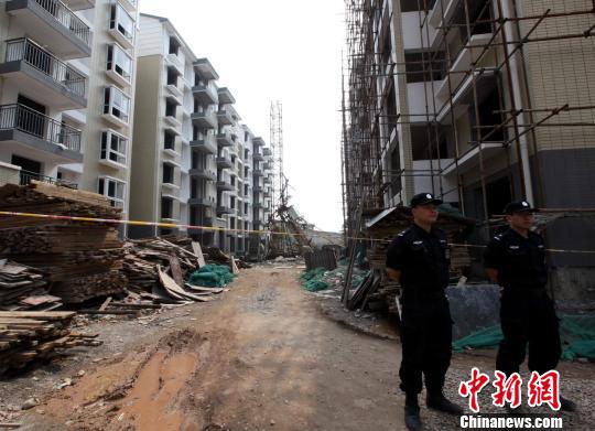 警方设置警戒线保护现场。 刘良伟 摄