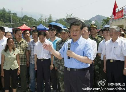 习近平来到四川芦山县看望受灾群众。