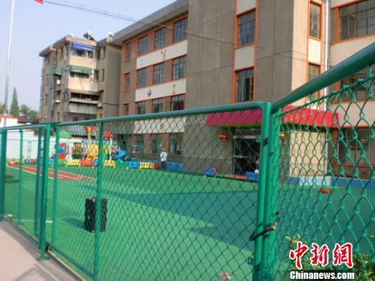 为抢夺生源盐城一幼儿园园长带人堵“对手”大门