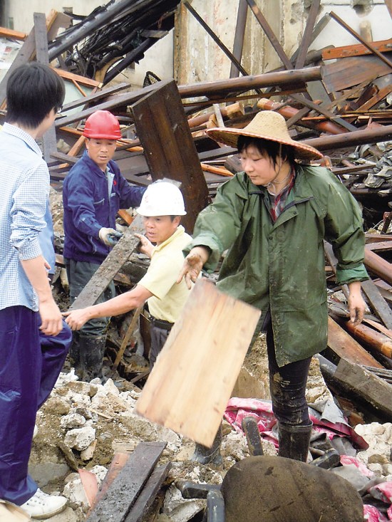 广东梅州山体滑坡两人死亡一留守女童下落不明