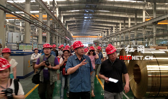 采访团一行参观铜陵铜生产企业。