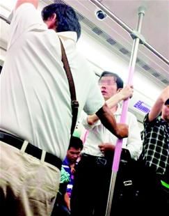武汉男子无视劝阻在地铁上吃包子被打掉门牙