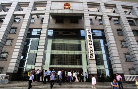 5月21日,备受关注的“维财金”案在开福区法院开庭。图为第一天的庭审结束后,部分受害人、律师聚在法院商量讨论。图/记者邵骁歆