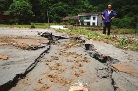 5月21日，醴陵均楚镇潘家冲村，村民赖善朋家的农田覆盖了一层厚厚的尾矿渣。图/记者刘平 