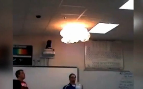[视频]实拍化学老师火球实验 触动感应器引发教