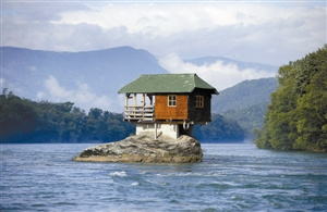 塞尔维亚小伙河中建小屋屹立数十年不倒（图）