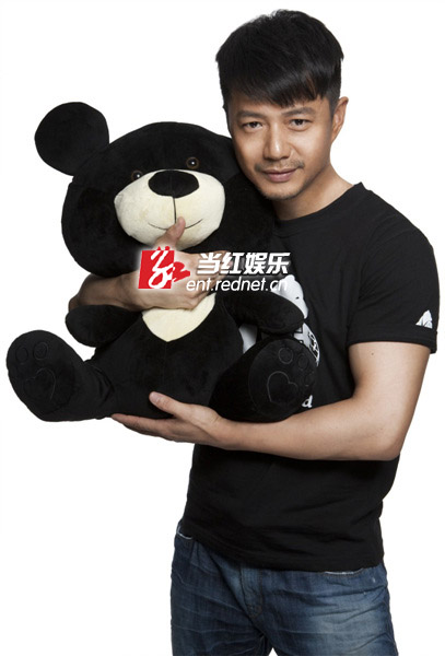 段奕宏与月熊公仔