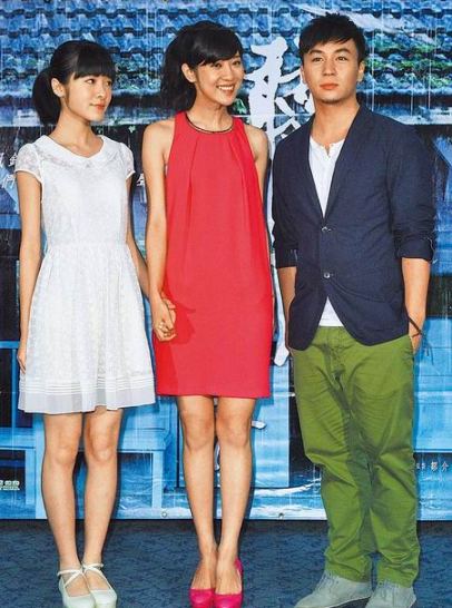释小龙右起昨和女主角陈韦蓉、徐娇宣传新片《听见下雨的声音》。 台湾“苹果日报”