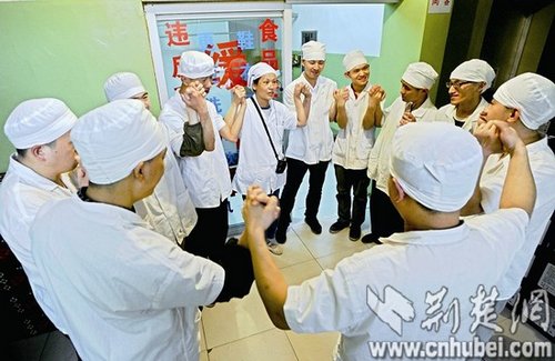 图为:“犟妈”和员工们相互鼓励