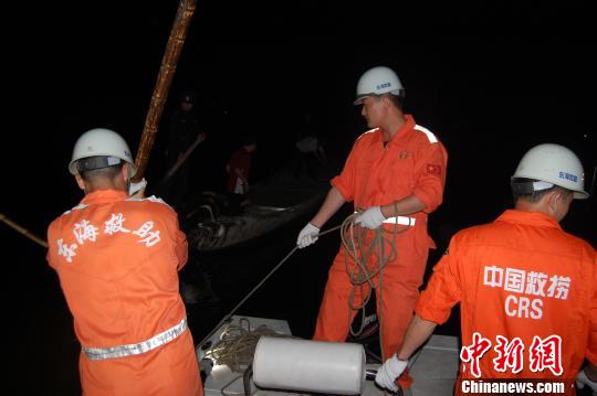 图为，东海救助局宁波基地救援人员正在现场救援。 王友平 摄