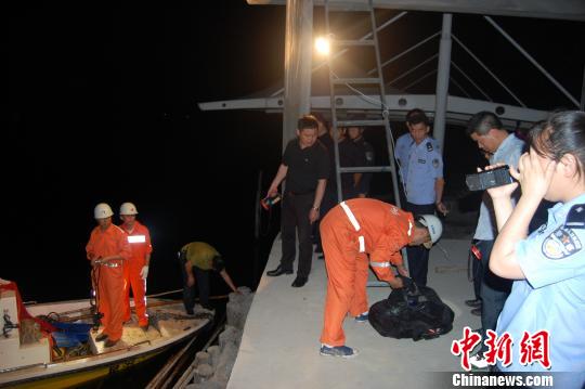 图为，东海救助局宁波基地救援人员正在现场救援。　王友平　摄