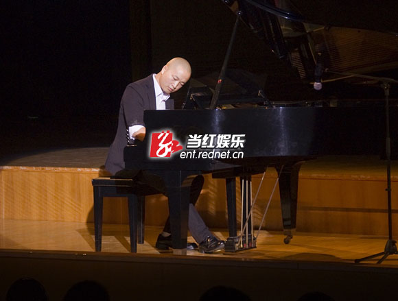 孙灏尧在首映礼现场演奏钢琴
