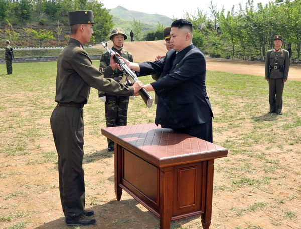 金正恩向战士赠送自动步枪。