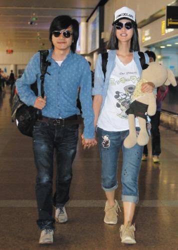 [视频]张歆艺杨树鹏承认领证 在女方病床前求婚