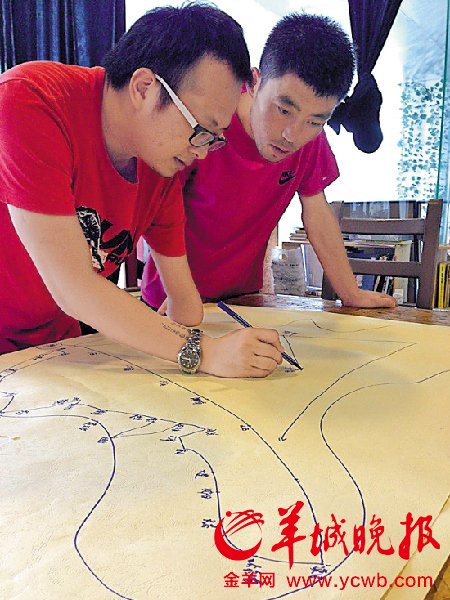 江文山（左）正在帮白那苏图规划环中国旅行的路线