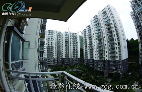 公司一再推延结账时间女工越过栏杆欲跳楼（图）