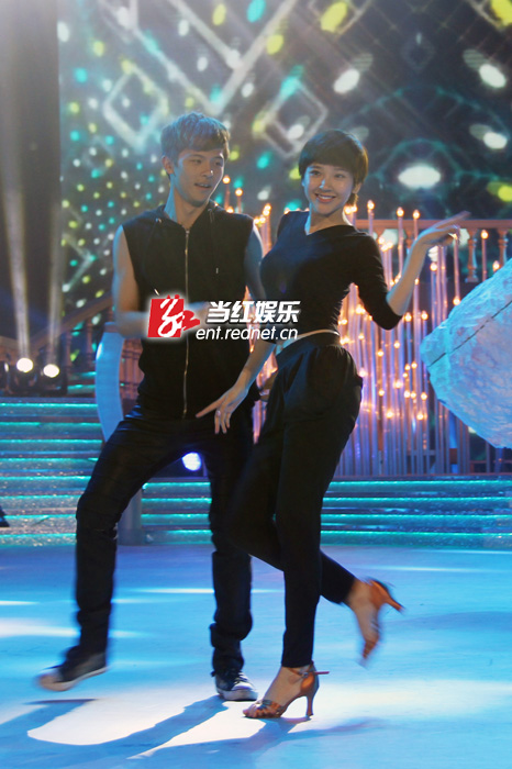 唐艺昕素颜为《舞出我人生》彩排
