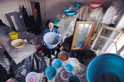 老楼顶油毡纸被风刮走房子一到雨天成“水帘洞”