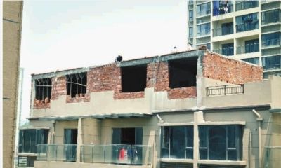  5月23日，长沙河西钰龙天下小区，一栋六层楼高的楼房顶部正在加盖楼层，修建“空中别墅”。实习记者 李健 摄