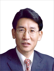 薛其坤，男，汉族，1963年12月出生，山东蒙阴人，2000年9月加入中国共产党，研究生学历，理学博士，教授，中国科学院院士。