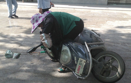 (一位骑车经过的市民当场滑倒)