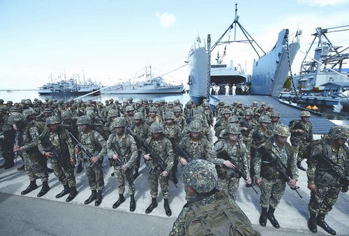 菲海军陆战队士兵21日参加菲海军成立115周年仪式。