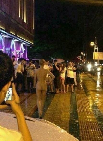 [视频]厦门街头现一女子全裸走秀