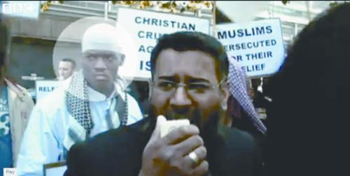 而2007年参加示威时，阿德波拉杰已被拍到目露凶光。