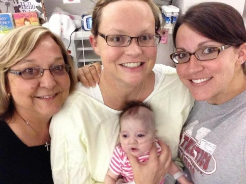 母亲艾莉卡（中）和她的“神奇宝宝”艾蕾娜。