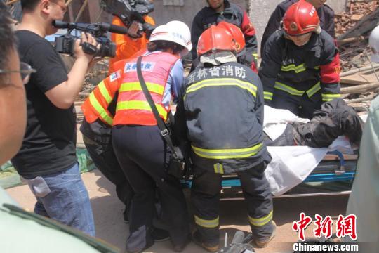 被救出的工人。 崔颜锋 摄　崔颜锋　摄