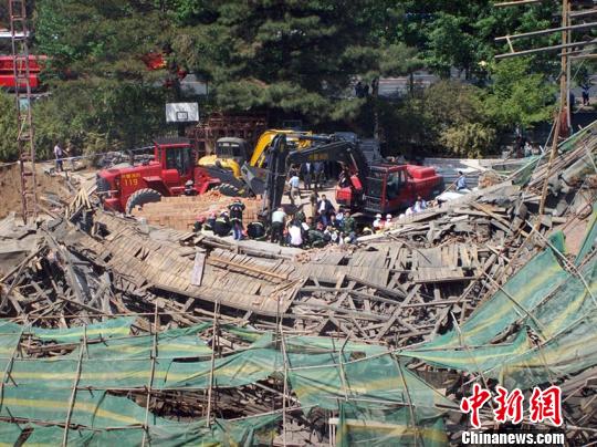 被救出的工人。 崔颜锋 摄　崔颜锋　摄