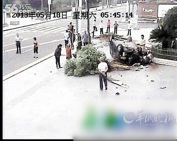 一名裸身男子从车内钻出