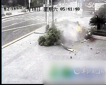 这辆轿车翻车后一度起火