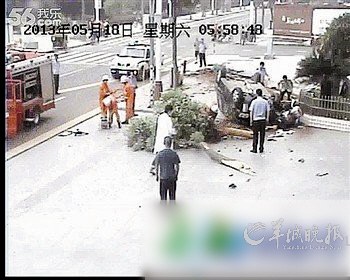 消防队员赶来救援