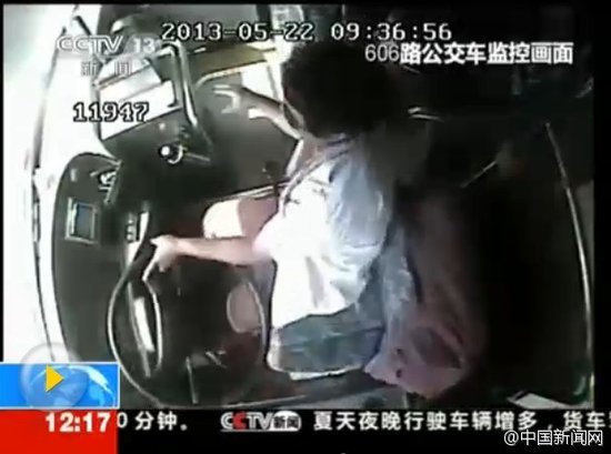 老人坐过站下车遭拒 拉扯公交司机致9车相撞