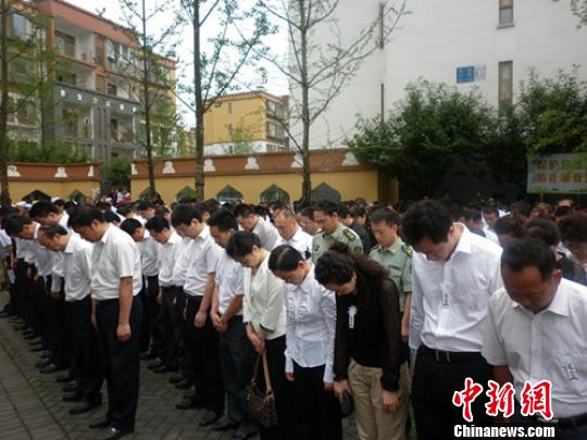 图为民众送别北川副县长兰辉的追悼仪式现场。　曾云　摄