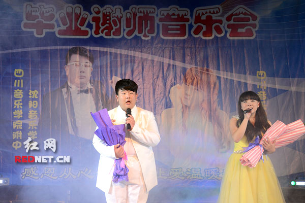 柴恺能（左）和刘婧婕两位中学生开毕业感恩音乐会谢师恩。
