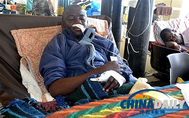 赞比亚男子遭巨蟒缠身 啃咬蛇身抵抗幸免于难