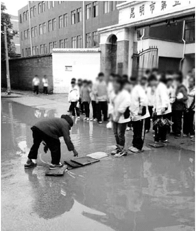老人躬身铺路，数十名学生无一帮忙。 微博图