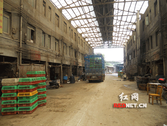 一辆正在杨家山家禽批发市场卸货的大货车。
