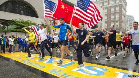 选手们在跑步时高举三面美国国旗和一面中国国旗，悼念死者。
