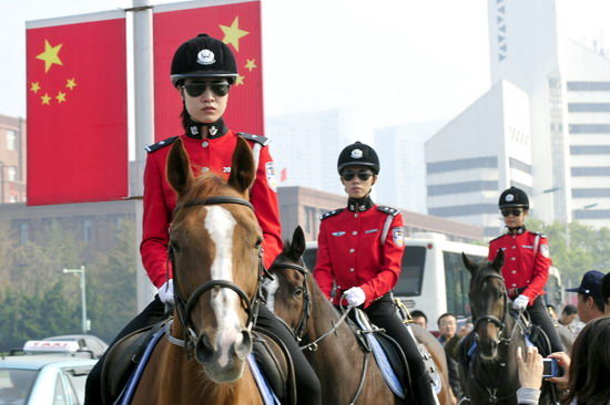 10月1日，英姿飒爽的女骑警在大连市人民广场巡逻。新华社 马谊东 摄