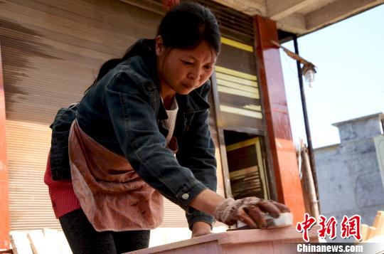 图为陈翠兰在一家具作坊里务工。 李胜成 摄
