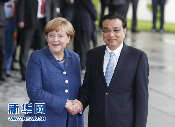  5月26日，国务院总理李克强在柏林出席德国总理默克尔举行的欢迎仪式后，同默克尔举行会谈。 新华社记者 鞠鹏 摄