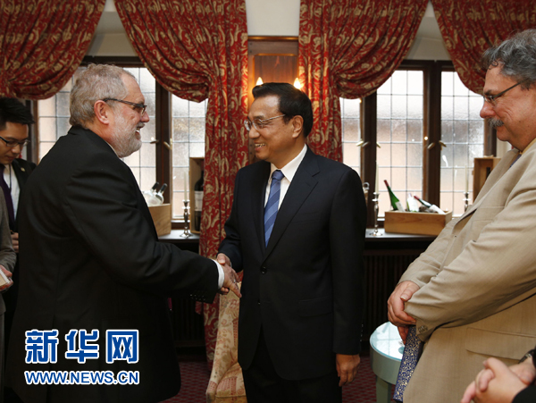 5月26日上午，中国国务院总理李克强在波茨坦会见斯图加特德中友好协会主席多尔德（左）等老朋友。 新华社记者 鞠鹏 摄