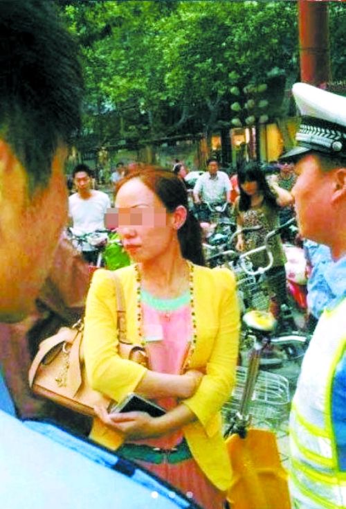肇事的毕娇被控制 (网友供图）
